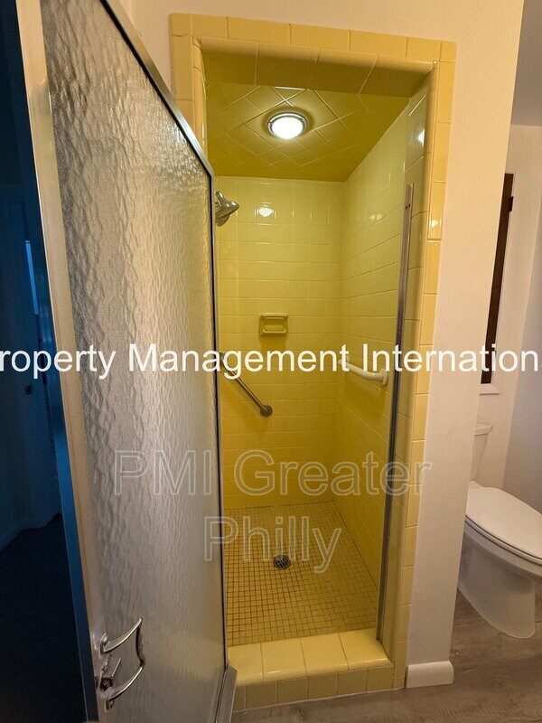 Building Photo - 864 Beechwood Rd