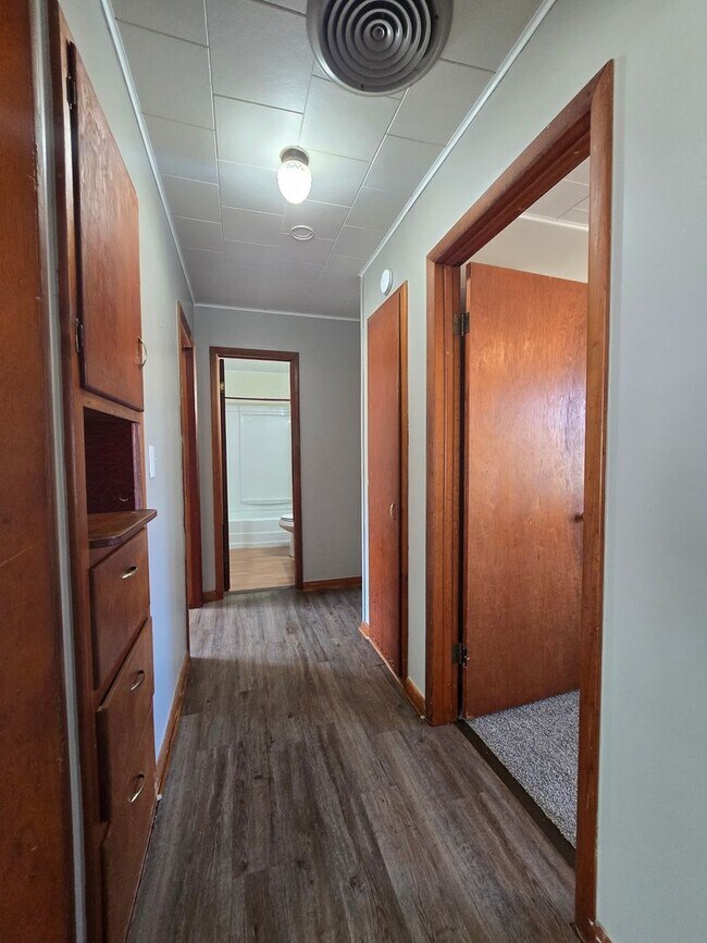 Building Photo - 3 bed 1 bath in Tecumseh!
