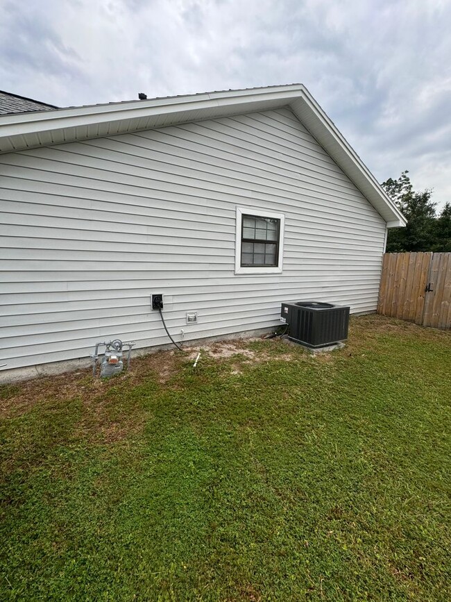 Building Photo - Price Drop! Great 3 Bedroom Home! 25% off ...