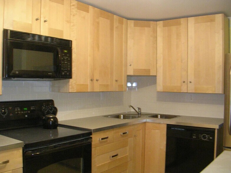 Building Photo - 18020 Beacon Hill Dr