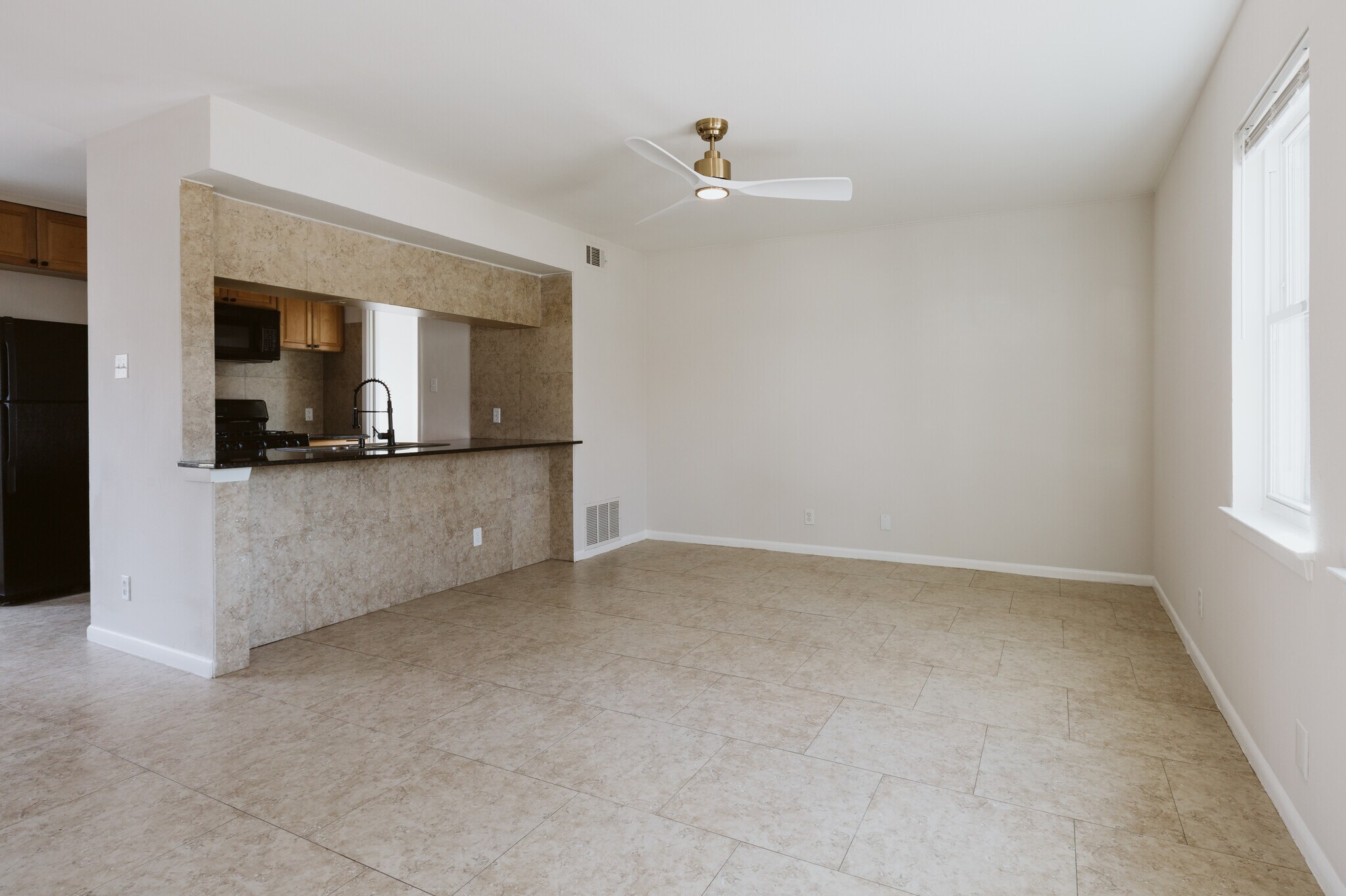 Building Photo - 1402 Fairfield Dr