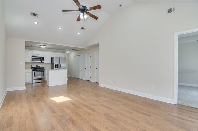 Building Photo - 2 Bed 2 Bath Townhouse Minutes from Ft Gordon
