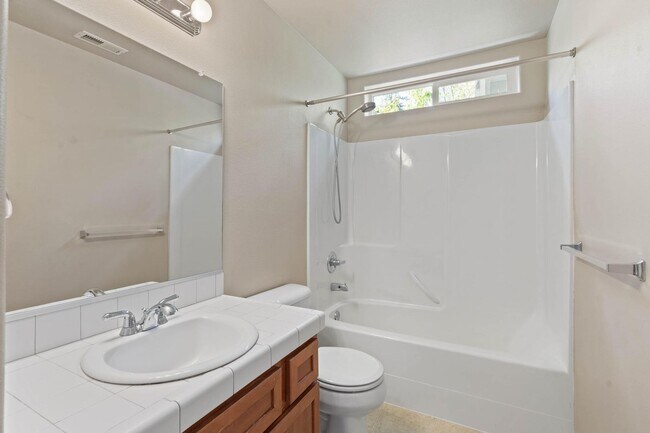 Building Photo - Bright, spacious 3-bdrm/2.5 bath Tigard townhome. Fireplace, balcony, 2-car garage, W/D