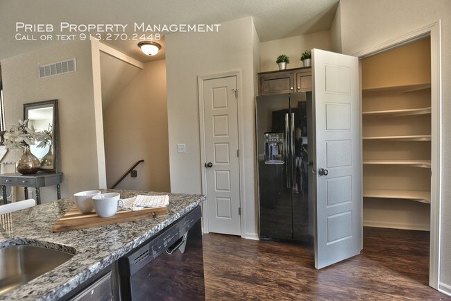 Building Photo - Prairie Haven Townhome - Available July 16th