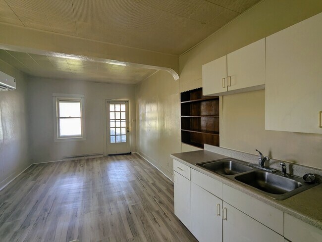 Building Photo - 716 Community St
