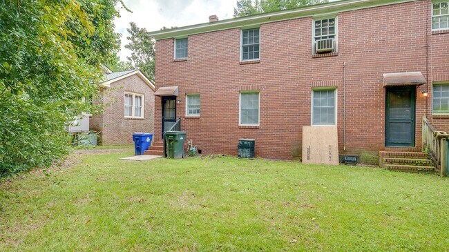 Building Photo - 3 Bedroom 1 Bath Townhouse in Wagener Terrace - Charleston Peninsula