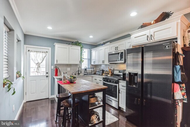 Building Photo - 5454 W Berks St