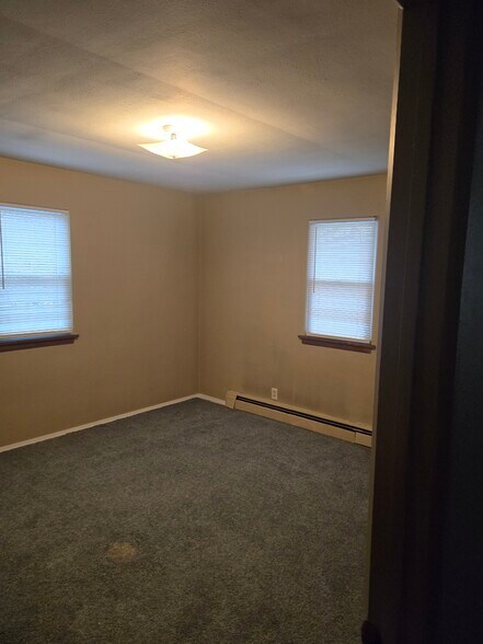 Building Photo - 612 N Center St