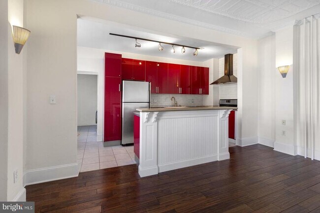 Building Photo - 2053 Christian St