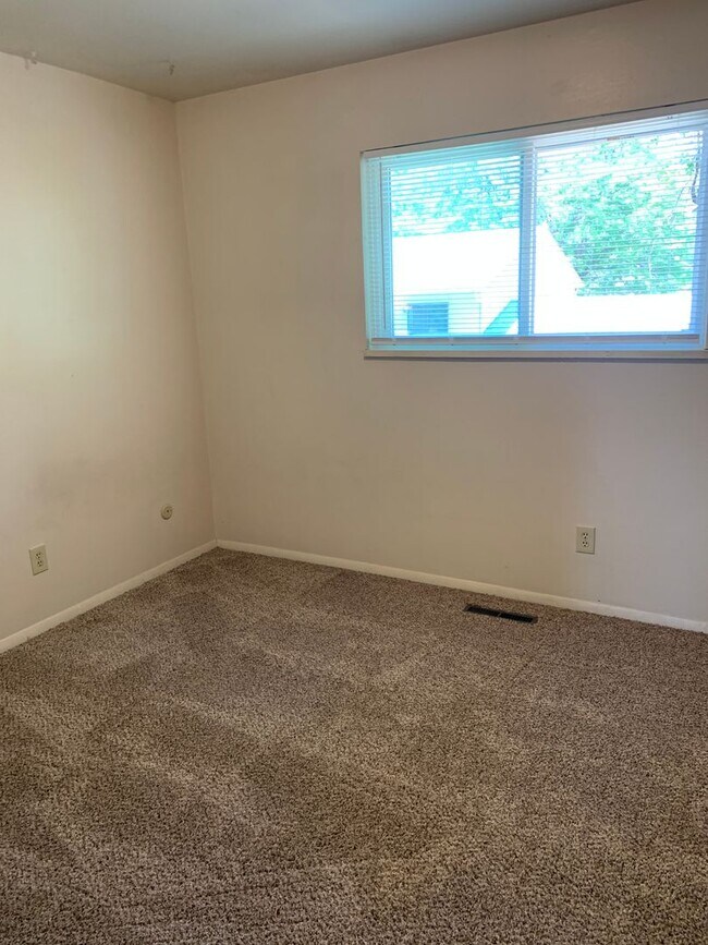 Building Photo - 3 Bed, 1.5 Bath Duplex in Central Fort Collins!