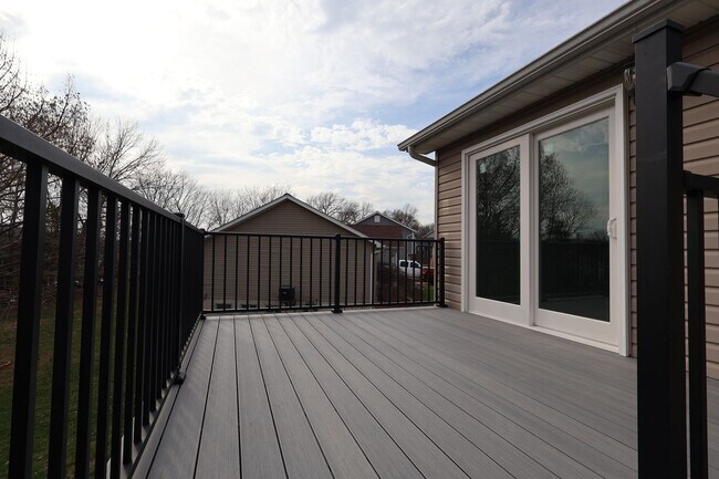 Building Photo - Beautiful 3 Bed 2.5 Bath w/2 Car Oversized Garage