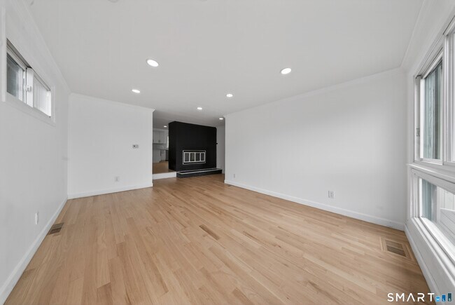 Building Photo - 207 Hillcrest Rd