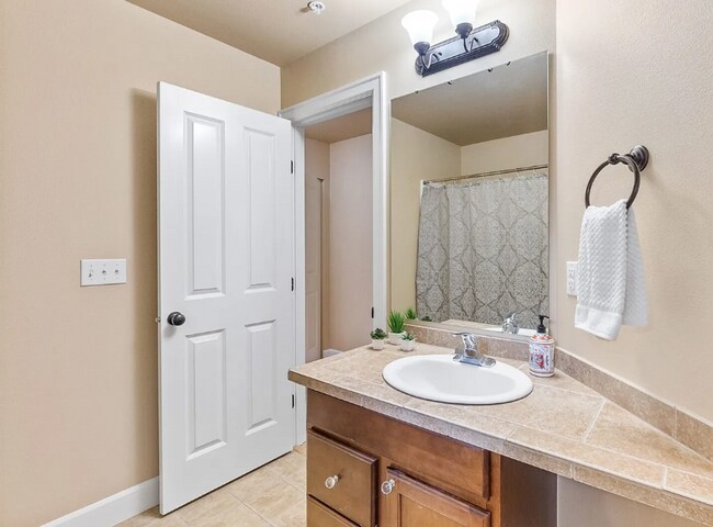 Building Photo - Rent: $2500 - 2 bed Condo