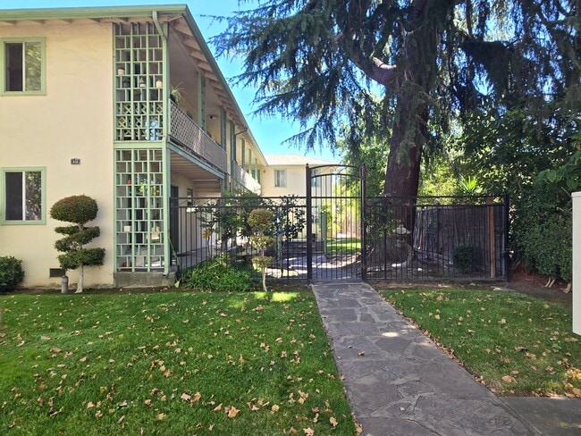 Building Photo - 572 N 2nd St