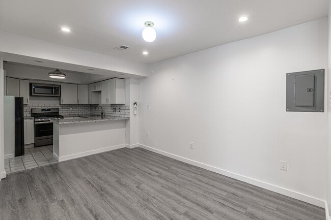 Building Photo - 916 Highview St