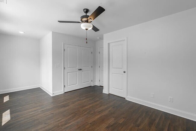 Building Photo - 5562 Stream Ln