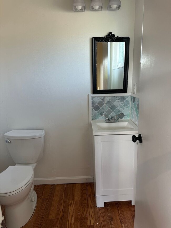 Building Photo - 4 Bdrm 2 Bath located in Elk Grove Unifed School District