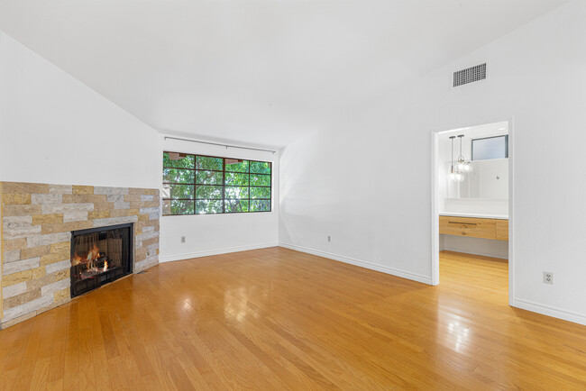 Primary bedroom - 5834 Etiwanda Ave