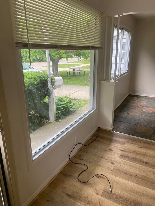Building Photo - Newly painted 3 bedroom 1 bathroom bi-leve...