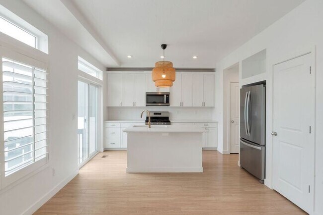 Building Photo - Like New Chic, Modern Spotless w 2 car attached
