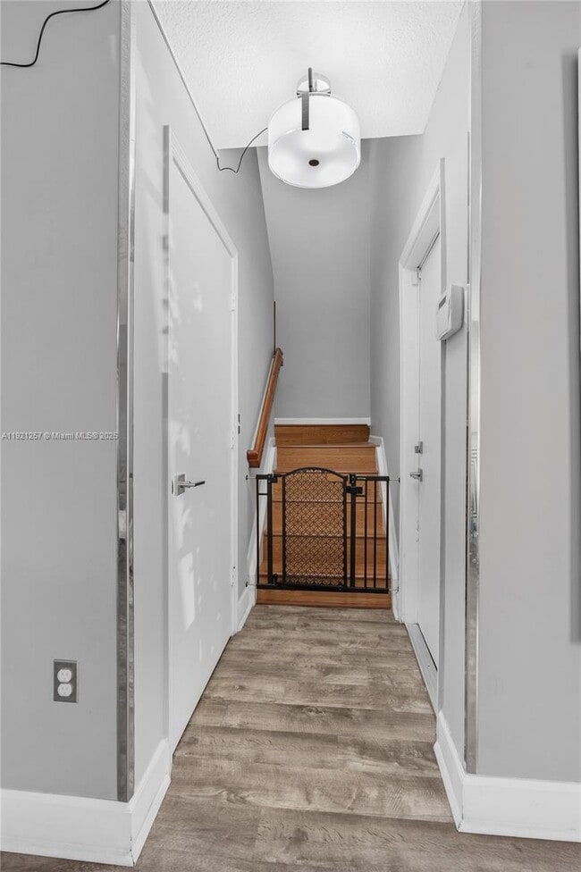 Building Photo - 4055 Eastridge Dr