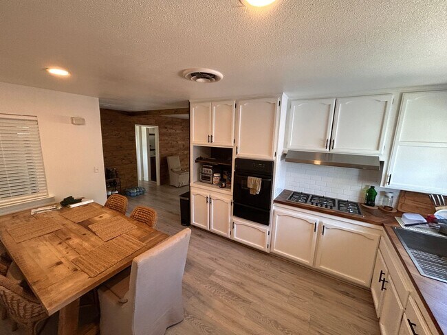 Building Photo - Space and updated in Lemoore