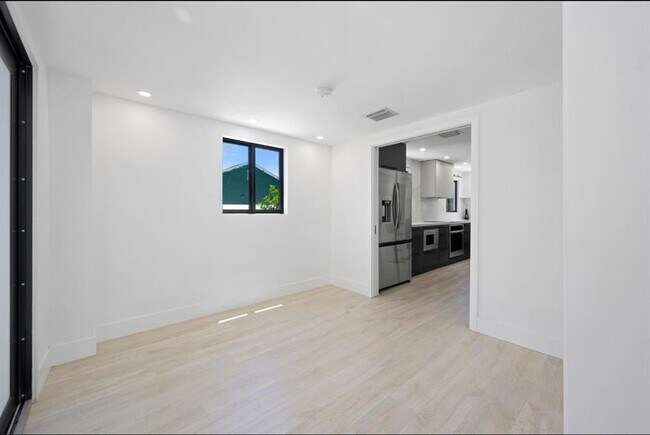 Building Photo - 823 33rd St