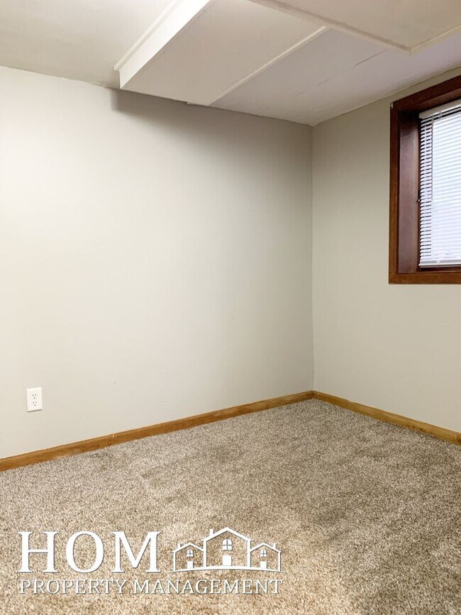 Building Photo - 630 Lyndale St