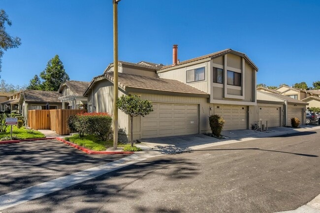 Building Photo - 2 Bedroom 1 Bath - Single Level Townhome Available mid June