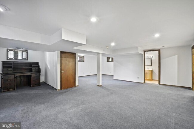 Building Photo - 6002 Madawaska Rd