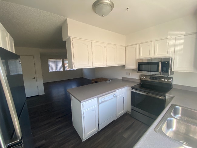 Building Photo - Cozy Condo Available NOW!