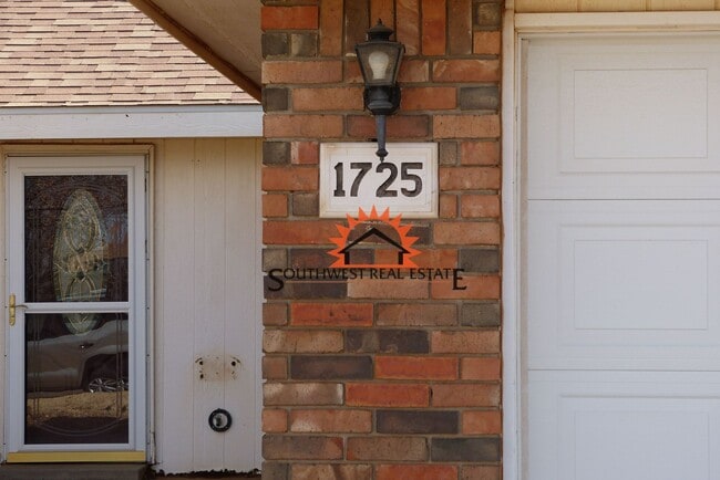 Building Photo - Lovely 3 bedroom 2 bathroom brick home wit...