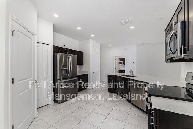 Building Photo - 1121 Deepwater Cir