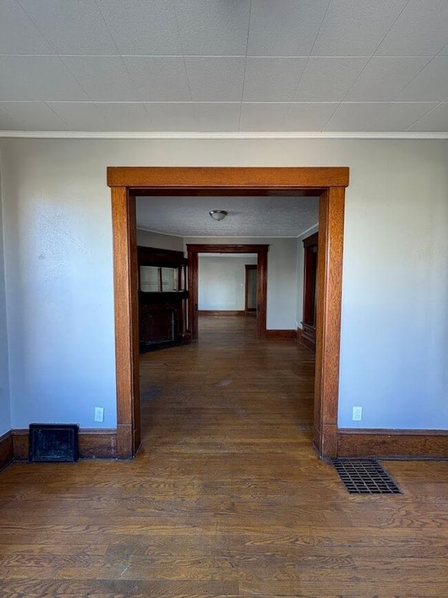 Building Photo - Two bedroom one bathroom 1st level for rent