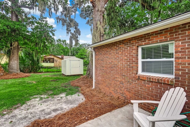 Building Photo - 2212 N Parkwood Dr