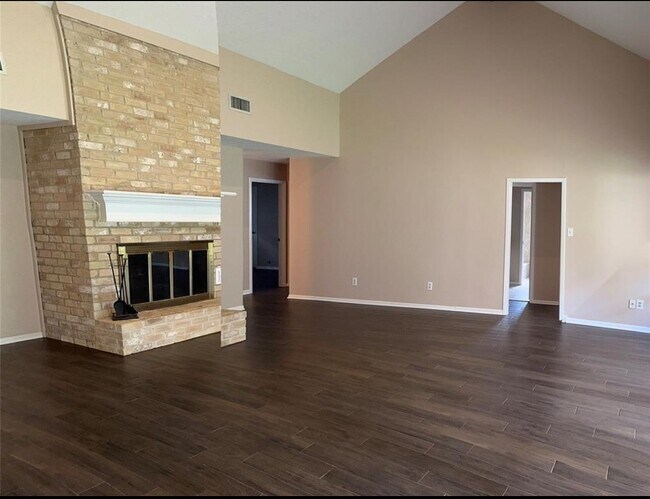 Building Photo - 17406 Spicewood Springs Ln