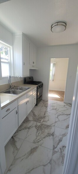 Kitchen - 414 N Glenwood Pl