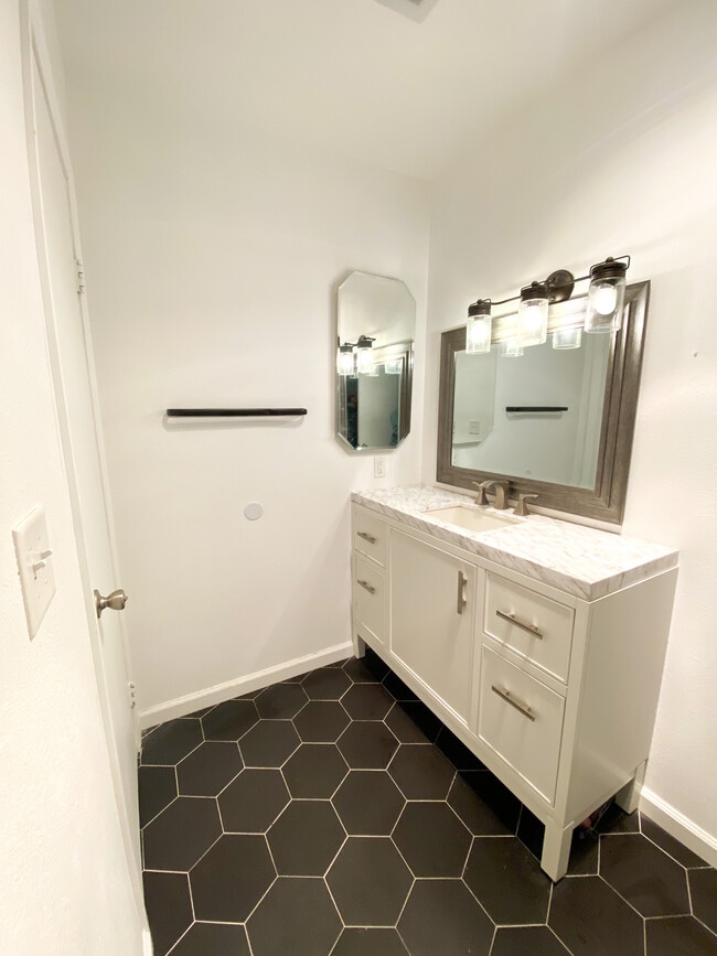 Building Photo - 7858 Cowles Mountain Ct