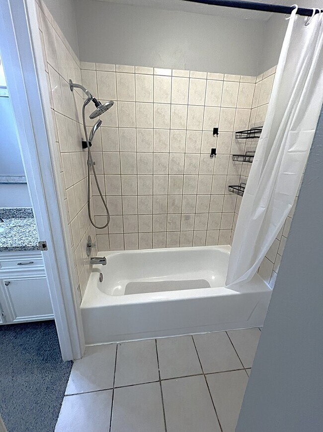 Building Photo - Conveniently Located Humble Townhome