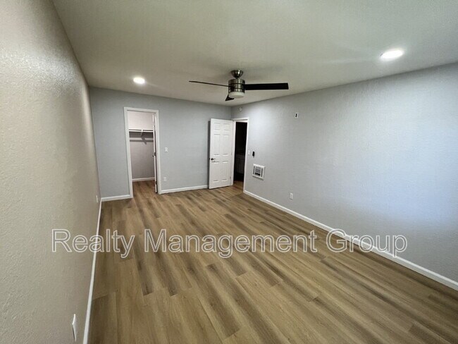 Building Photo - 1013 S Sunshine Ave