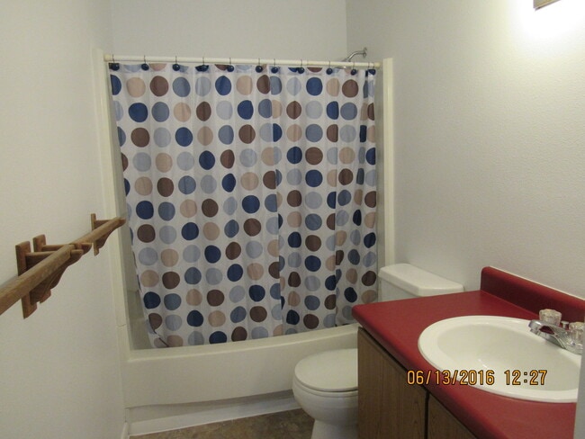 Building Photo - PRICE REDUCED! COMFORTABLE, SINGLE FAMILY HOME!