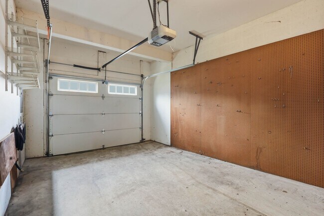 Building Photo - 472 Hillside Dr