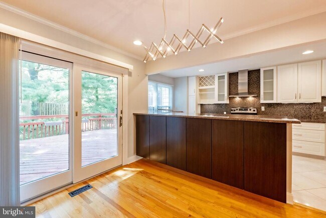 Building Photo - 215 Lynn Manor Dr