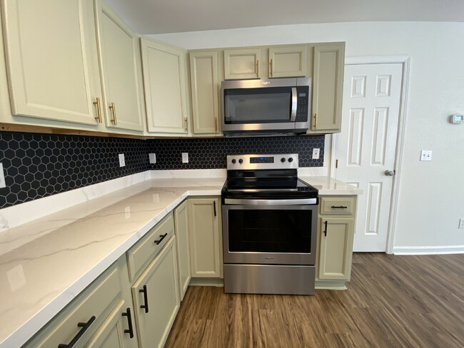 Building Photo - Charming End Unit Townhome in Mill Creek!