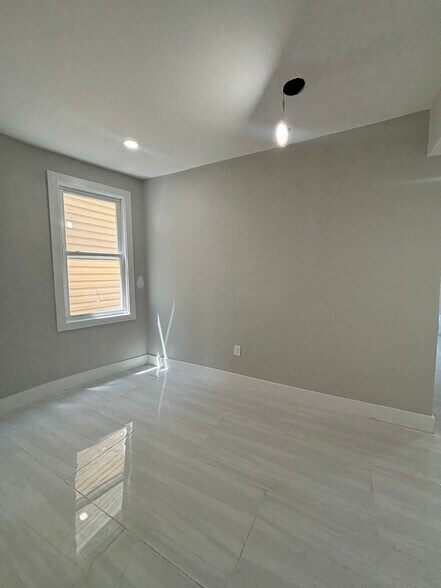 Building Photo - 257 Ellis Ave