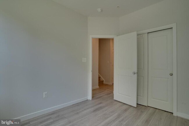 Building Photo - 5102 Oakmoore Dr