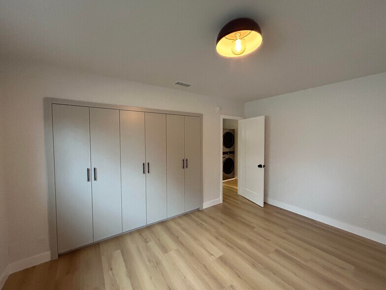 Building Photo - 1315 N Poinsettia Pl