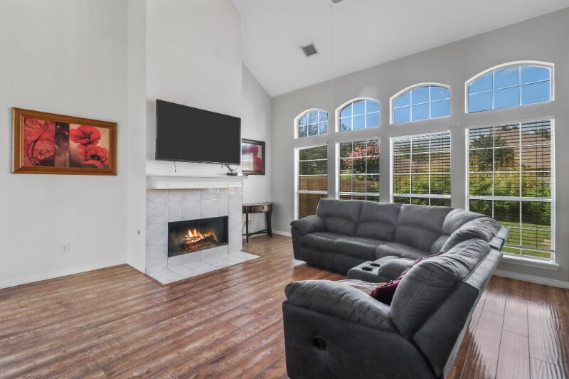 Building Photo - 2209 Micarta Dr
