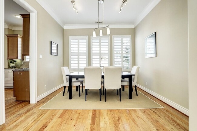 Building Photo - 2914 Brompton Square Dr