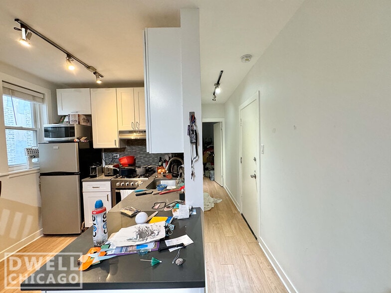 Building Photo - 541 W Belmont Ave